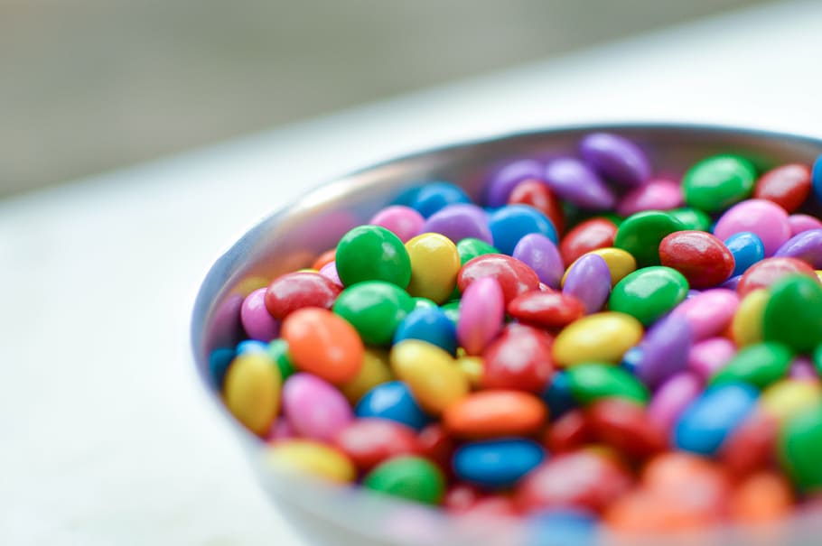 caramelos de varios colores, gris, cuenco, multicolores, caramelos, mandíbulas, chocolate, dulces, colores, alimentos
