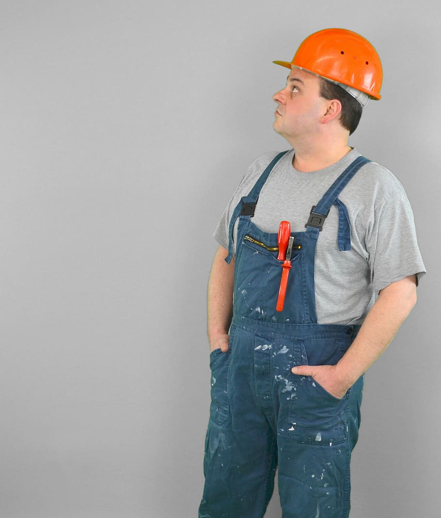 Hombre, vistiendo, azul, overol, naranja, duro, sombrero, trabajadores, trabajadores de la construcción, artesanos