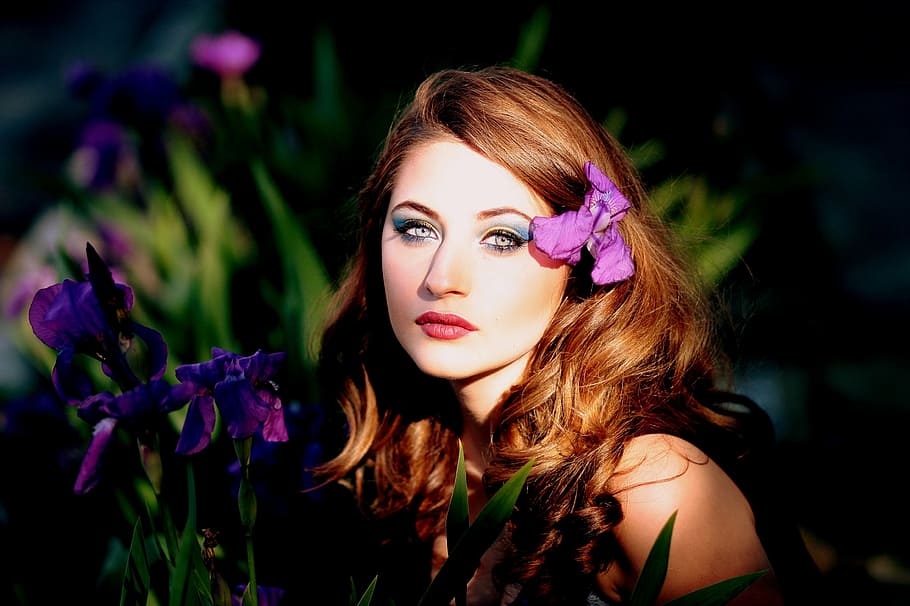 mujer, púrpura, campo de flores de iris, durante el día, niña, mov, flores, iris, ojos azules, rubia