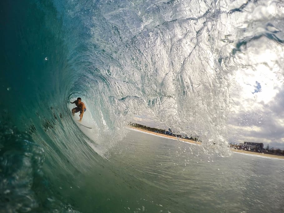 Hombre de surf, ola oceánica, hombre, equitación, tabla de surf, nube, mar, olas, durante el día, naturaleza
