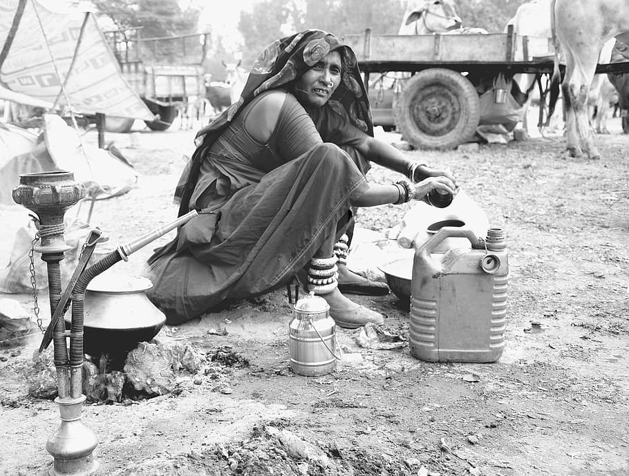 グレースケール写真, 女性, 座って, 横, ガロン, インド, 水, 作業, 井戸, 農村