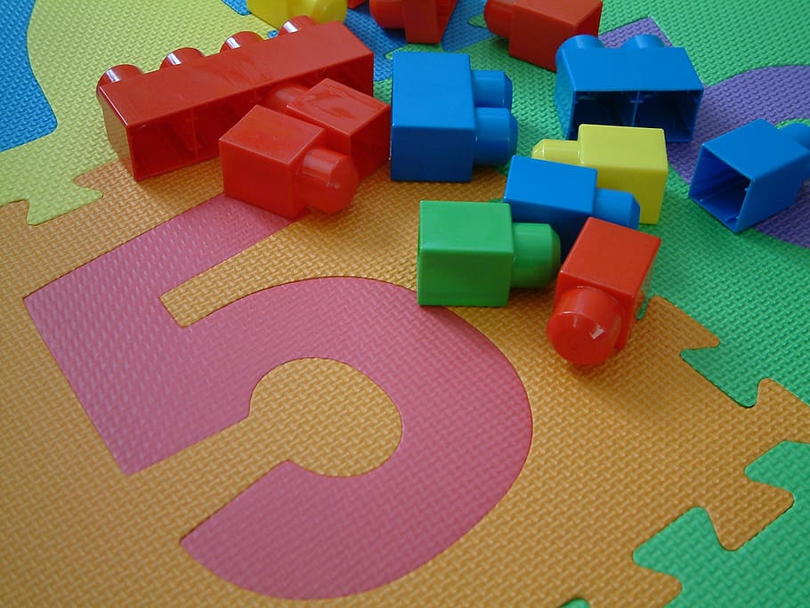 juguetes entrelazados de colores variados, estera de rompecabezas, juguetes, niños, piezas, 5, cinco, bloques, colores, juegos de ocio