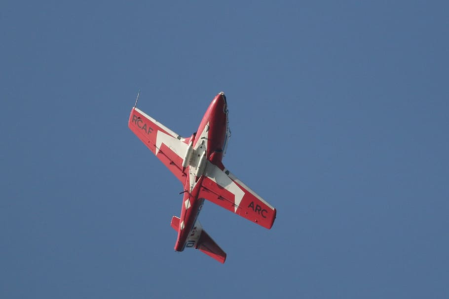 Стремительный полет самолета вниз. Красный самолет. Красный самолет картинка. Самолет красные Крылья. Самолёт с пропеллером, красный.