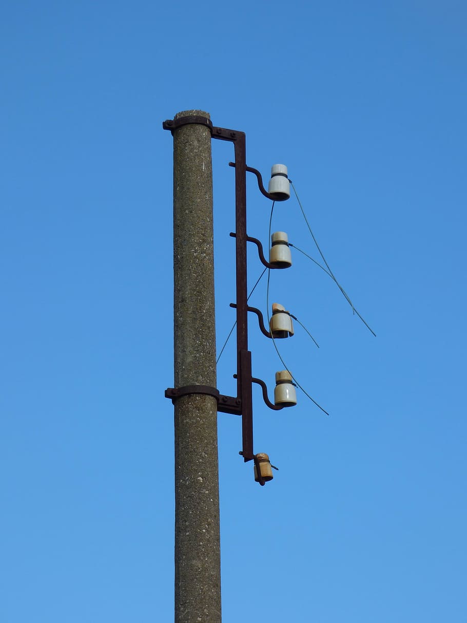 poste elétrico, linha de energia, velho, corte leve, atual, isolador, céu, azul, vista de ângulo baixo, céu claro