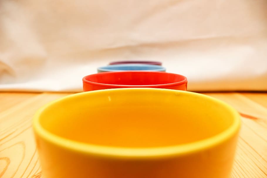 Piala, Kaca, Warna, Meja, Kayu, meja kayu, merah, kuning, biru, hitam