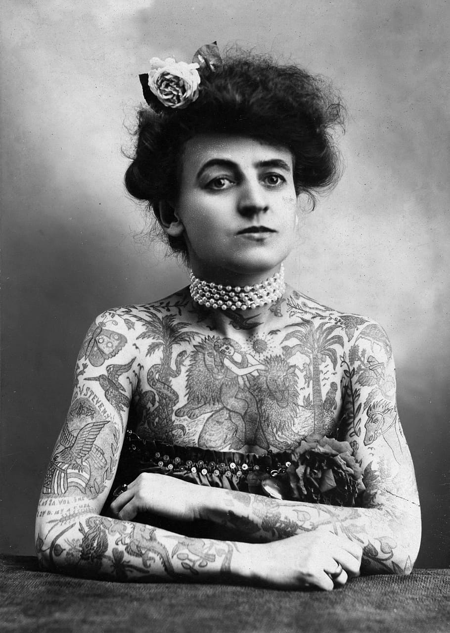 memotret grayscale, wanita, tertutup, tato, model tahun, retro, 1900-an, satu orang, di dalam ruangan, tampilan depan