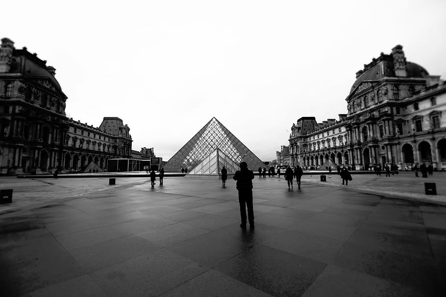 grayscale photography, people, pyramid building, places, landmark, structure, louvre, museum, grayscale, black And White