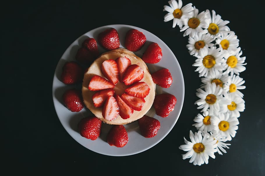 strawberries, placed, round, gray, plate, white, daisy, flowers, slice, ceramic