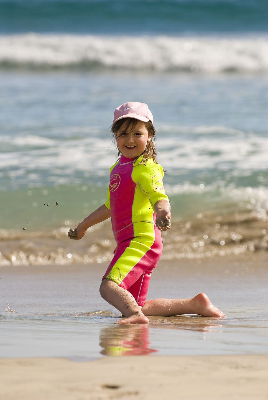 Menina, Roupa de mergulho, Praia, Areia, Sorriso, feliz, criança, comprimento total, somente crianças, infância