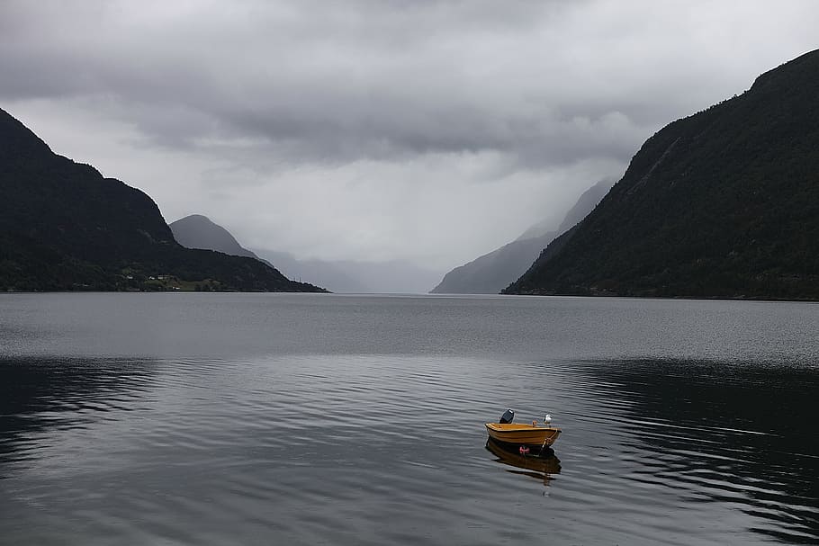 perahu, tengah, danau, dikelilingi, pegunungan, fjord, air, nordfjord, norwegia, boot