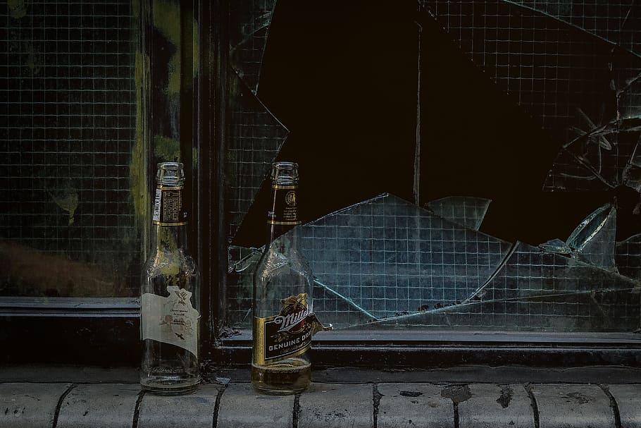 botella, bebidas, alcohol, vodka, cerveza, vidrio, estructura construida, arquitectura, exterior del edificio, ninguna persona