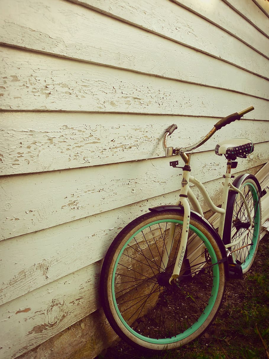 putih, sepeda cruiser, parkir, di samping, kayu, dinding, sepeda, jari-jari, kuno, tidak ada orang