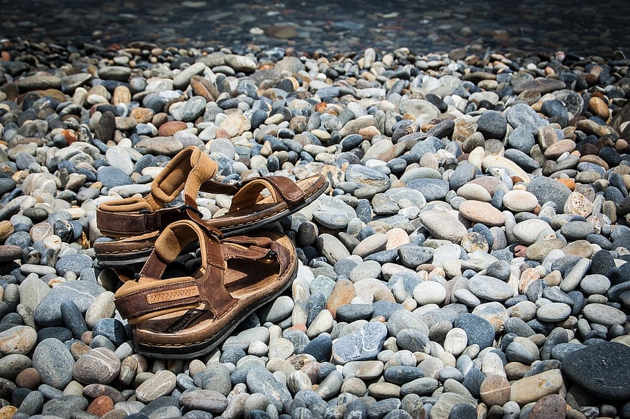 par, marrón, sandalias, gris, piedras, verano, vacaciones, zapatos, playa, las piedras