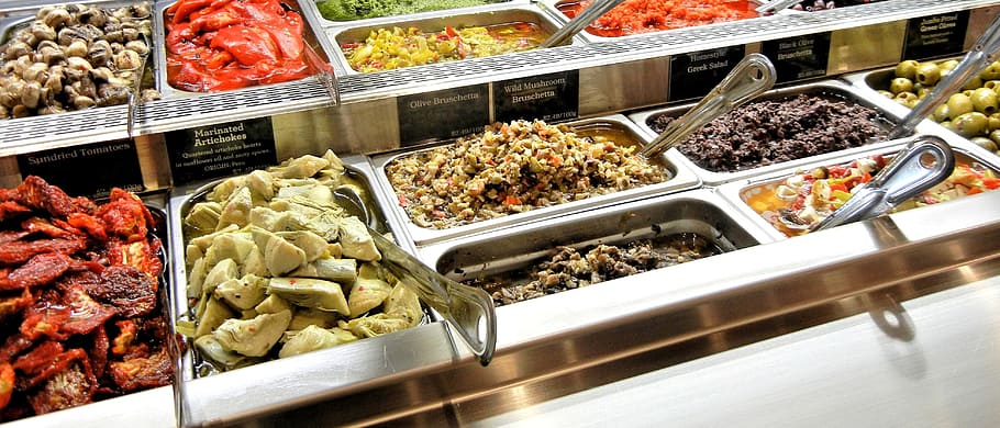Alcachofas, marinados, tomates secos, bruschetta de aceitunas, hongos silvestres, alimentos, venta minorista, tienda, variación, mercado