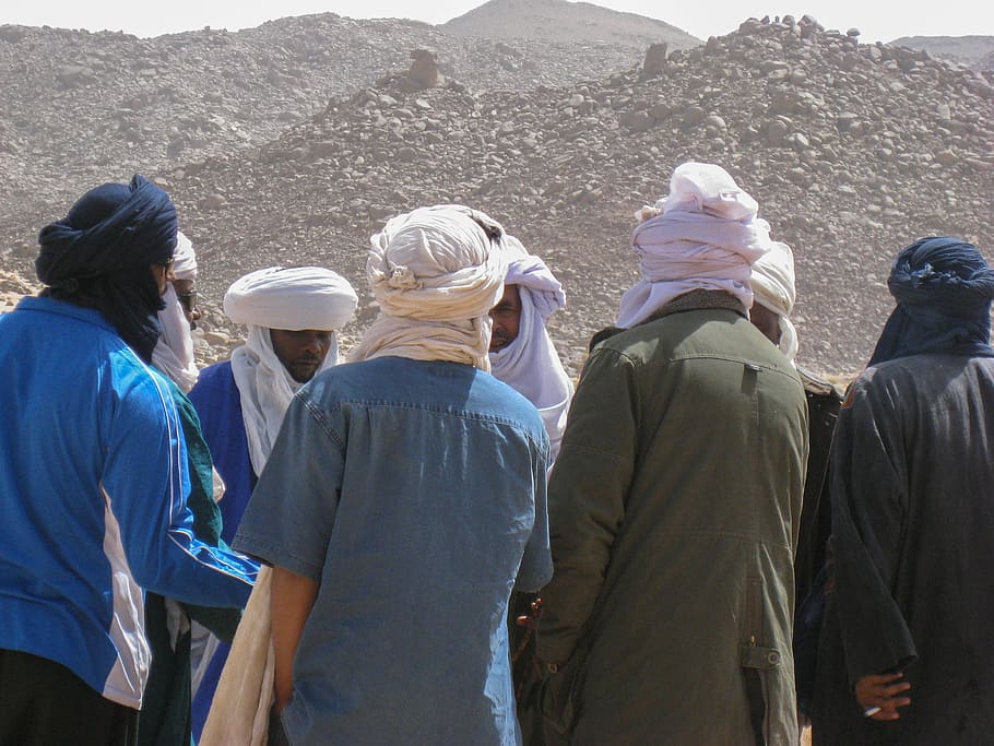 argélia, saara, tuaregue, reunião, turbantes, deserto, pessoas, homens, grupo de pessoas, vista traseira