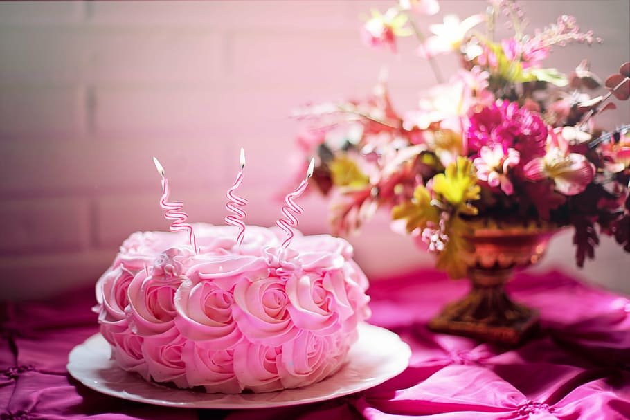 ピンク, アイシング, カバーされた, ケーキ, 白, プレート, お誕生日おめでとう, 誕生日, 誕生日ケーキ, お誕生日おめでとうカード