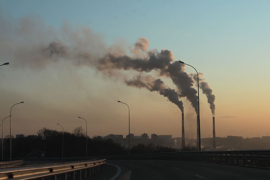 建物の噴火する煙, 工場, 煙, 排出, 道路, 汚染, 煙突, 産業, 大気汚染, 煙-物理的構造