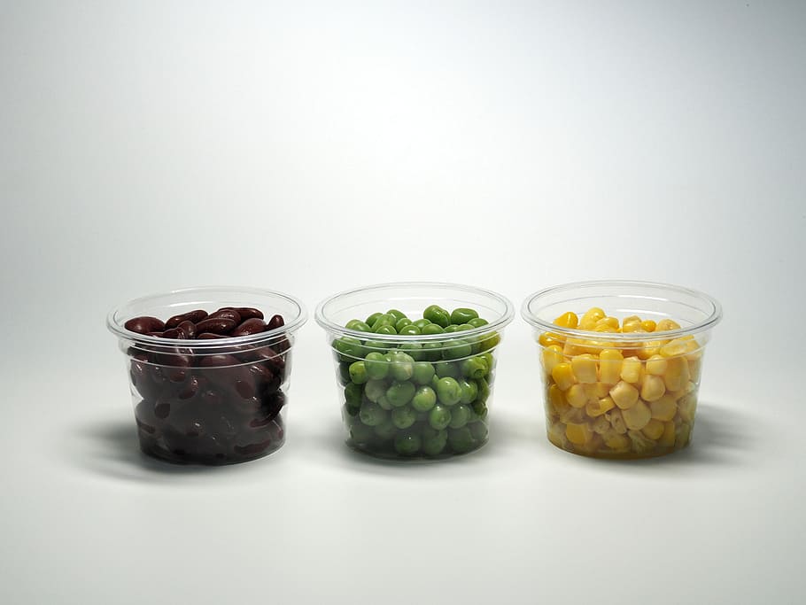 tres, frijoles de varios colores, claros, vasos de plástico, granos enteros, nueces, maíz, frijoles rojos, guisantes, plástico