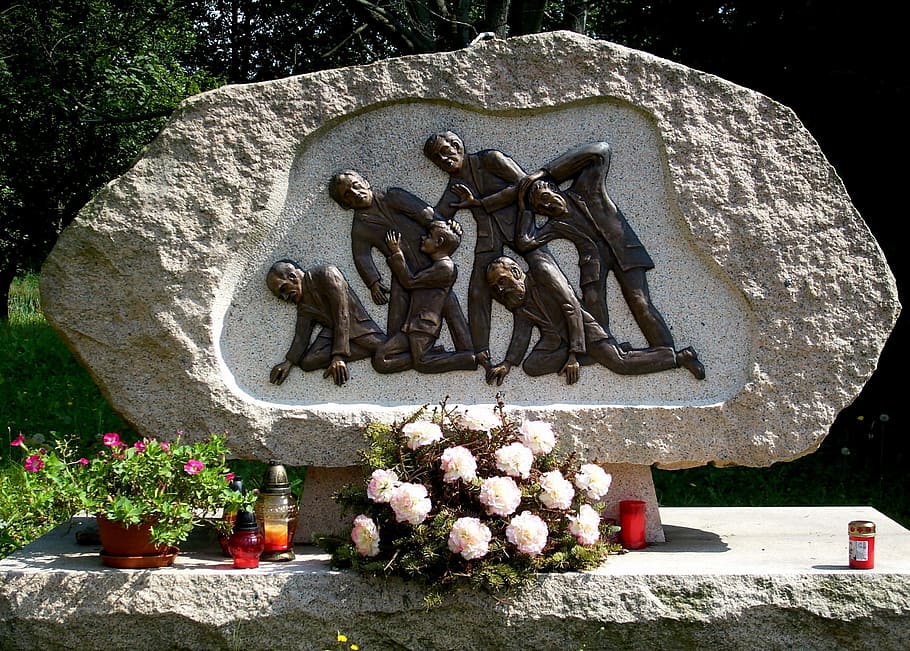 Monument, Stone, Distributors, monument to displaced persons, deutscheinsiedel, ore mountains, statue, sculpture, cemetery, flower