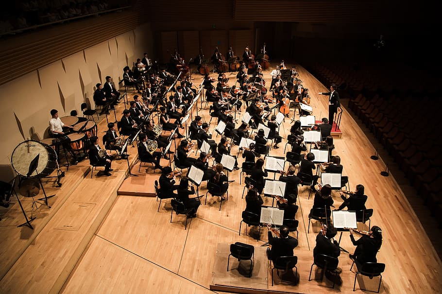 escenario y músicos, orquesta, coro, Beethoven, filarmónica del mundo de Seúl, vista de ángulo alto, interior, ajedrez, gran grupo de personas, sentado