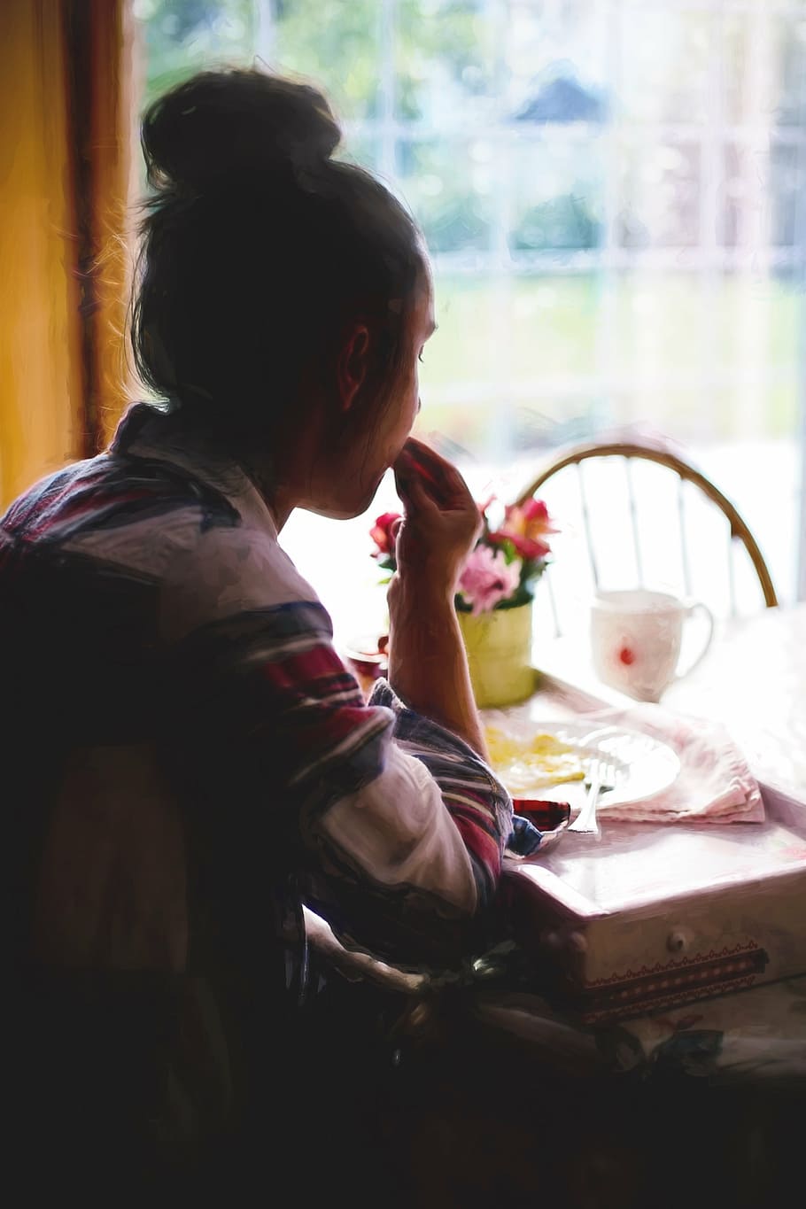 homem, branco, rosa, topo, sentado, ao lado de, mesa, tomando café da manhã, manhã, café da manhã