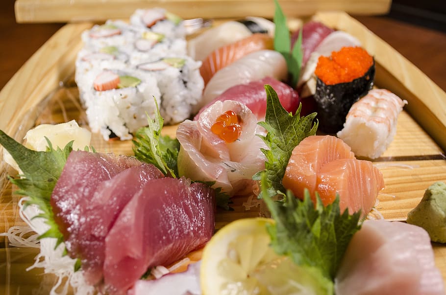 perahu sushi, sushi jepang, ikan segar, makanan, makanan Jepang, kesegaran, makan sehat, makanan laut, makanan dan minuman, makanan Asia