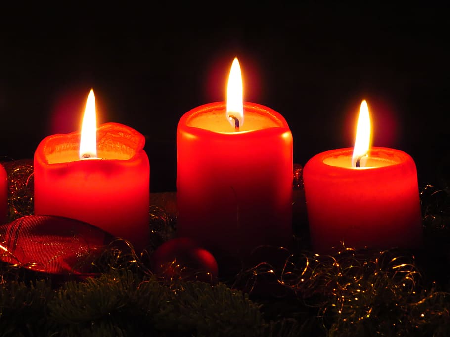 três, vermelho, velas, iluminado, coroa do advento, flama, natal, advento, arranjo, decoração