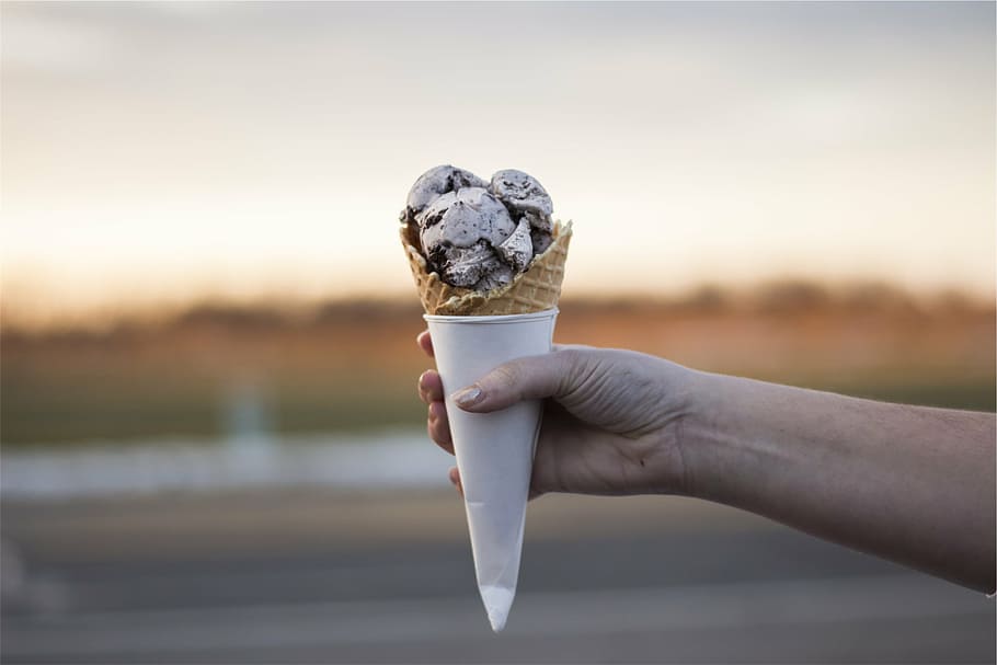 person, holding, ice cream cone, cookies, selective, focus, photography, cone, ice, cream