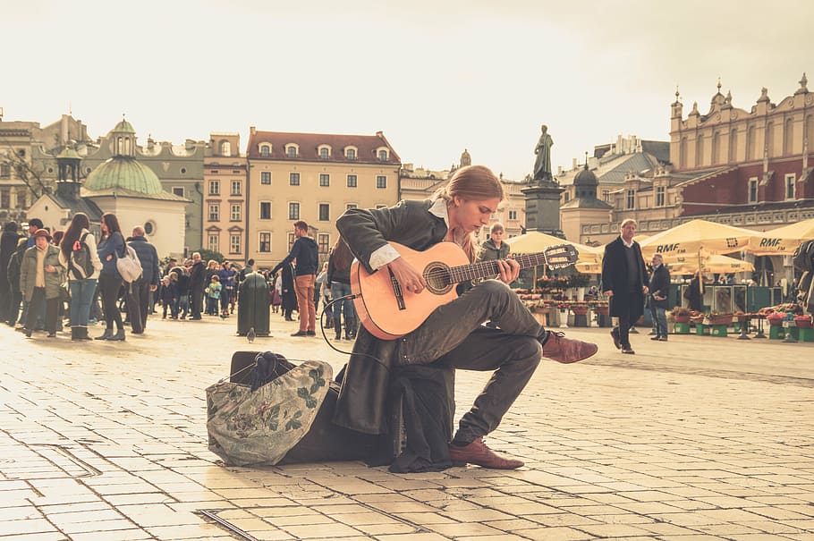 homem, sentado, ao ar livre, tocando, violão, dia, ruas, pessoas, música, músico