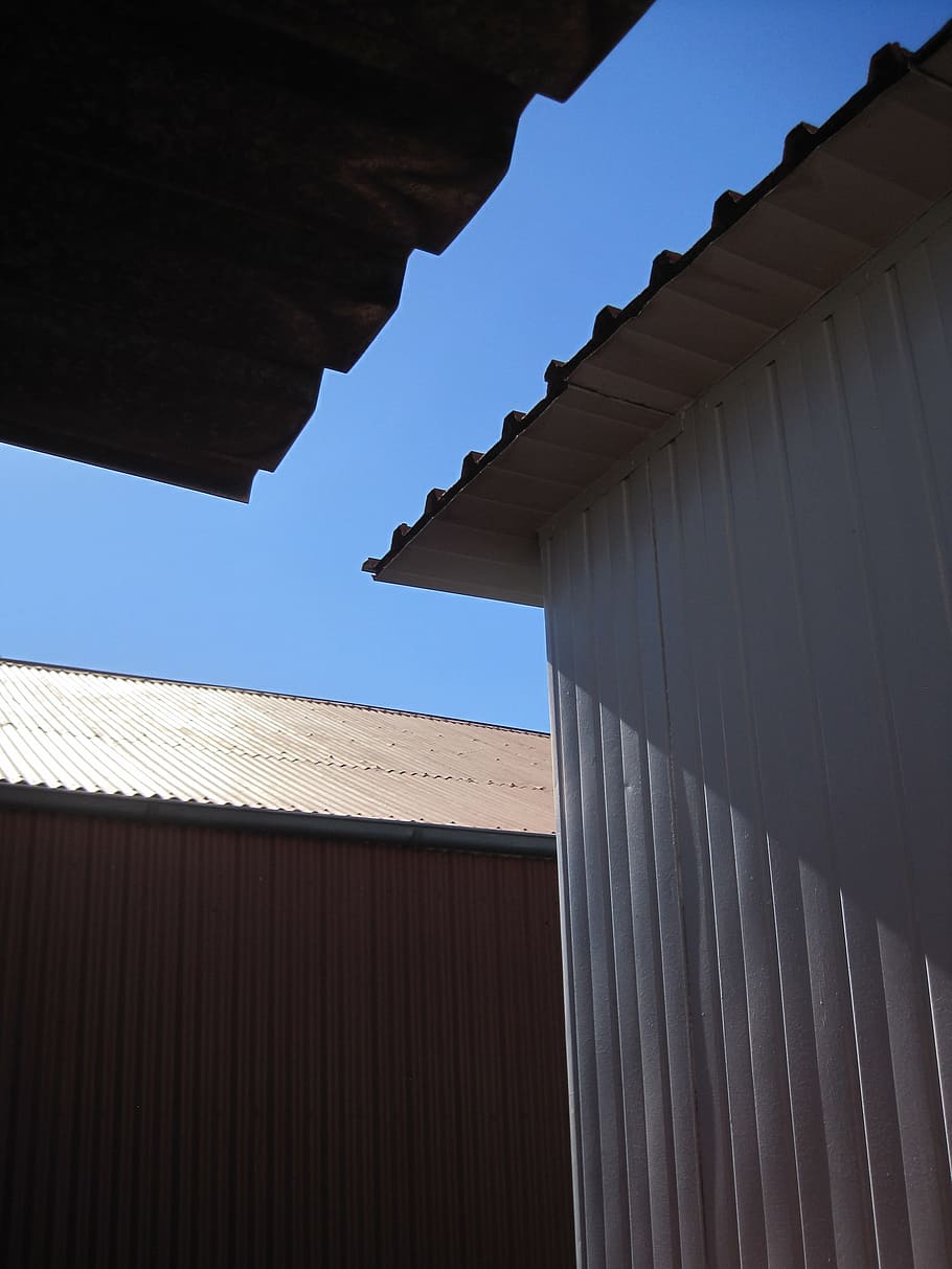 tejados, parte inferior, dimensiones rectangulares, corrugado, sol y sombra, cielo azul, textura, arquitectura, estructura construida, exterior del edificio