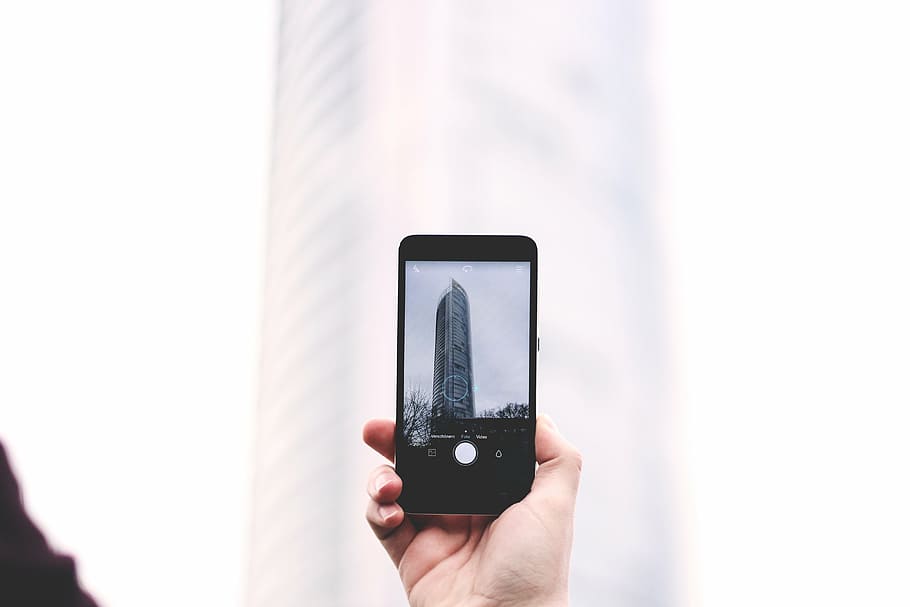orang, memegang, hitam, smartphone, mengambil, gambar, putih, beton, bangunan menara, iphone