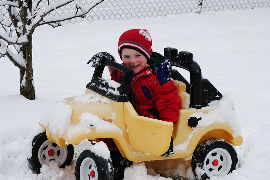 Niño, equitación, amarillo, vehículo de juguete, afuera, nieve, coche, sonrisa, atascado, invierno