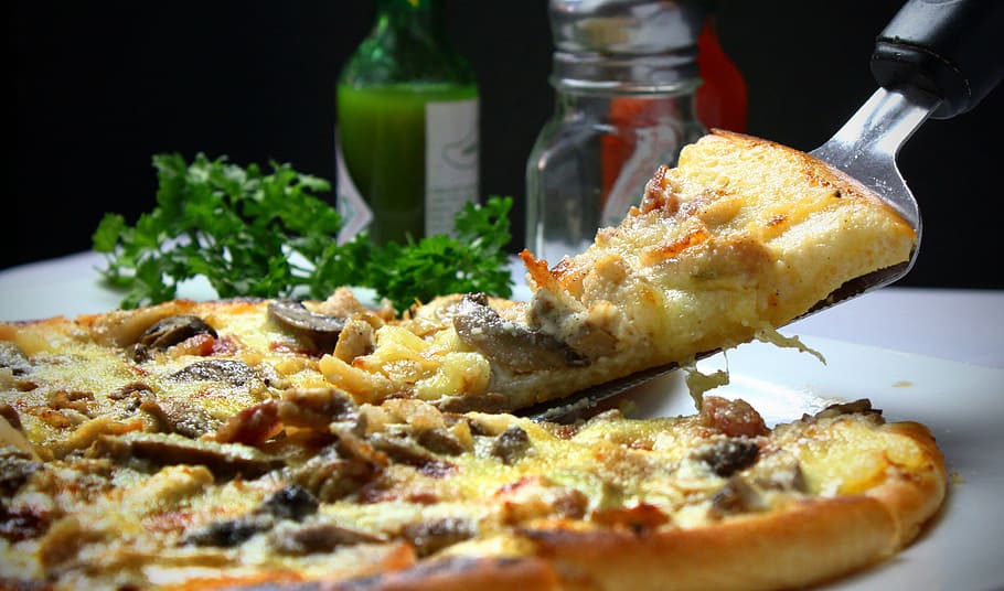 fotografía macro, pizza, rebanada, plato, italiano, coberturas, cena, almuerzo, queso, comida rápida