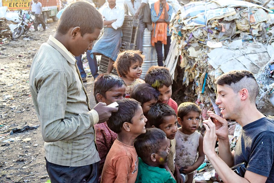 子供 ウォーキング 男性 青 クルーネックシャツ 昼間 クローズアップ写真 貧しい人々 スラム街 インド Pxfuel