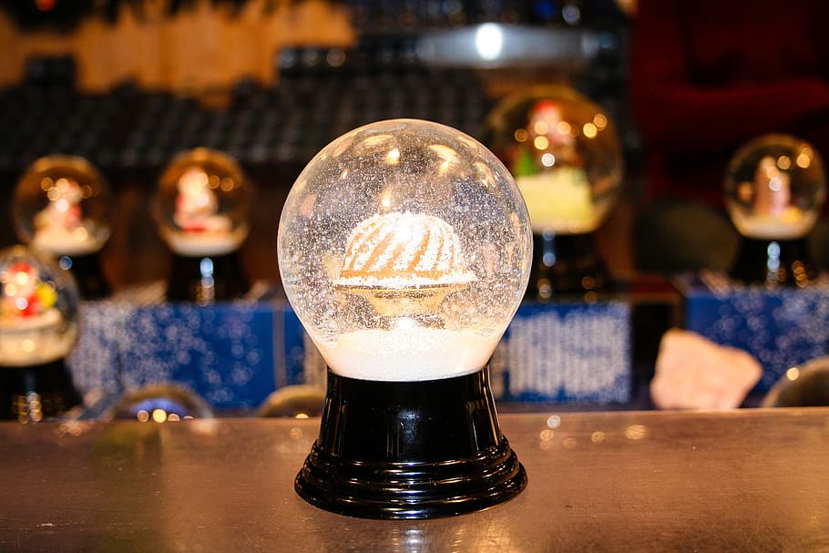 bola de nieve, navidad, bola de cristal, en el interior, bar - establecimiento de bebidas, enfoque en primer plano, restaurante, negocios, mesa, primer plano