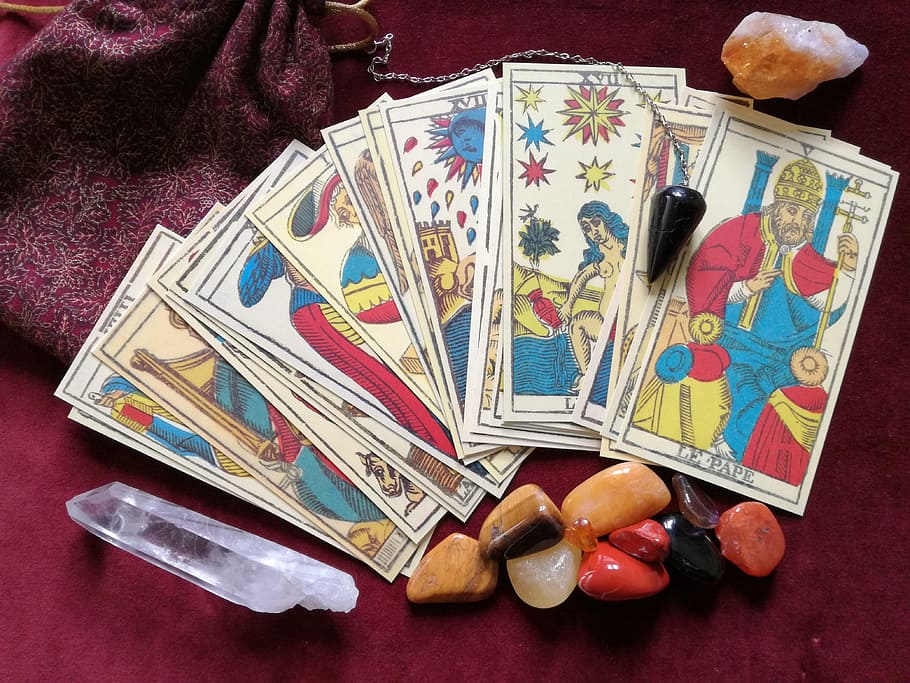 cartão tarrot, ao lado, pedra, cartão, tarô, cristais, pêndulo, oculto, esotérico, magia