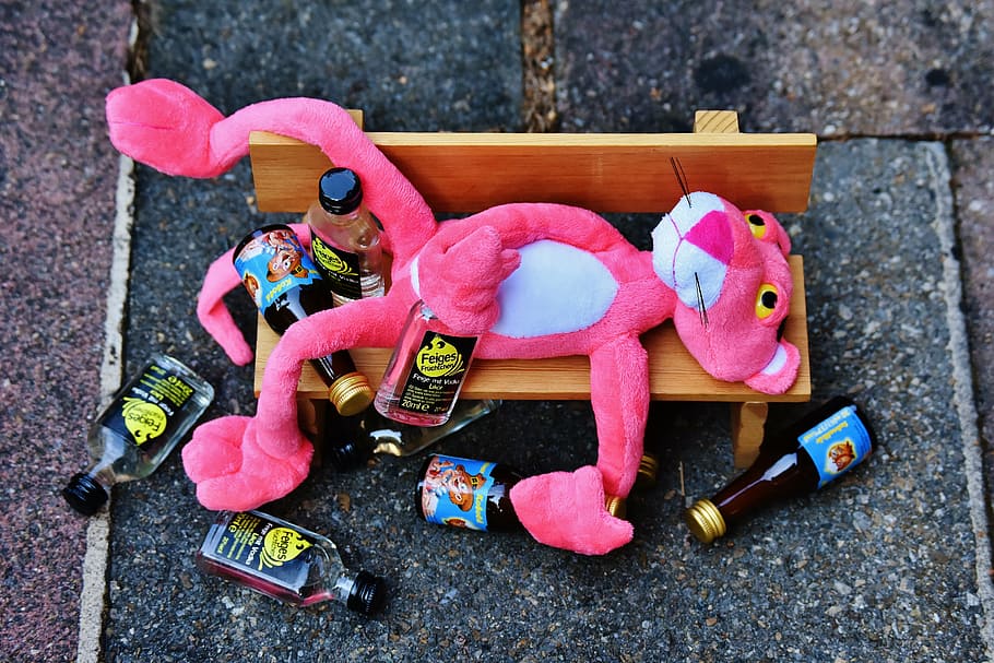 foto, pink, panther, tidur, bangku, memegang, dikelilingi, kosong, botol minuman keras, pink panther