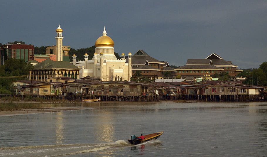 Sultan, Ali, Mosque, Brunei, person, riding, powerboat, gold, dome, top