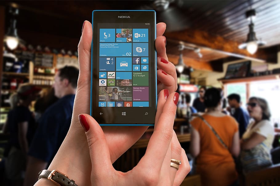 persona, mostrando, Nokia, Windows, teléfono, casa, pantalla, Lumia, Microsoft, mujer
