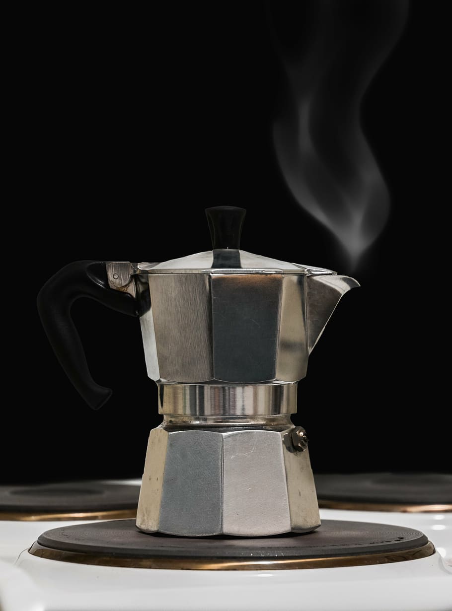 Caldera turca plateada caliente, té, café, humo, vapor, heiss, cafetera antigua, cafetera italiana antigua, hacer café, italia