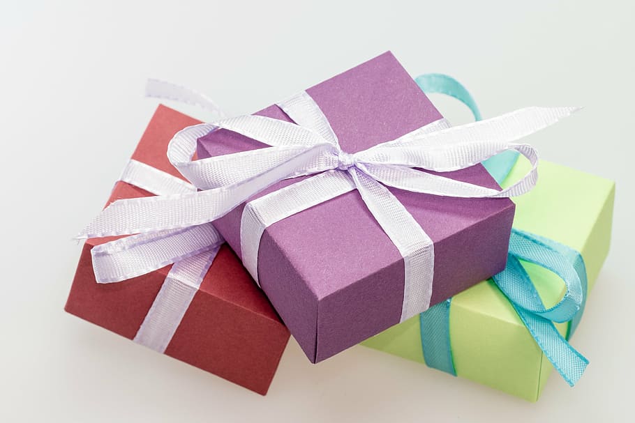 tres, cajas de regalo de varios colores, decoración navideña, paquetes, regalo, hecho, bucle, bucle de paquetes, navidad, dar