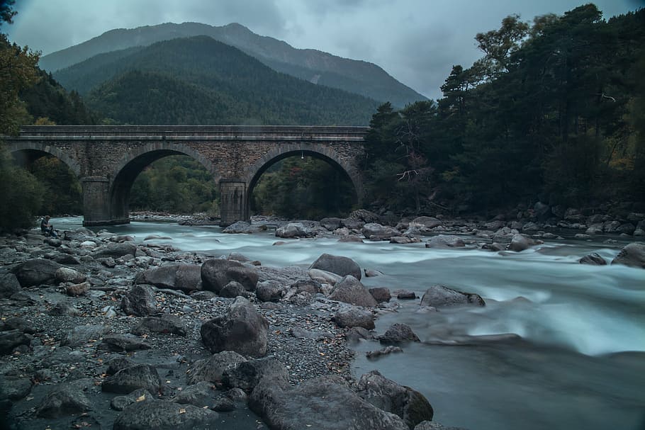 серый бетонный мост, мост, река, горные породы, течь, природа, приключение, путешествовать, поездка, горы
