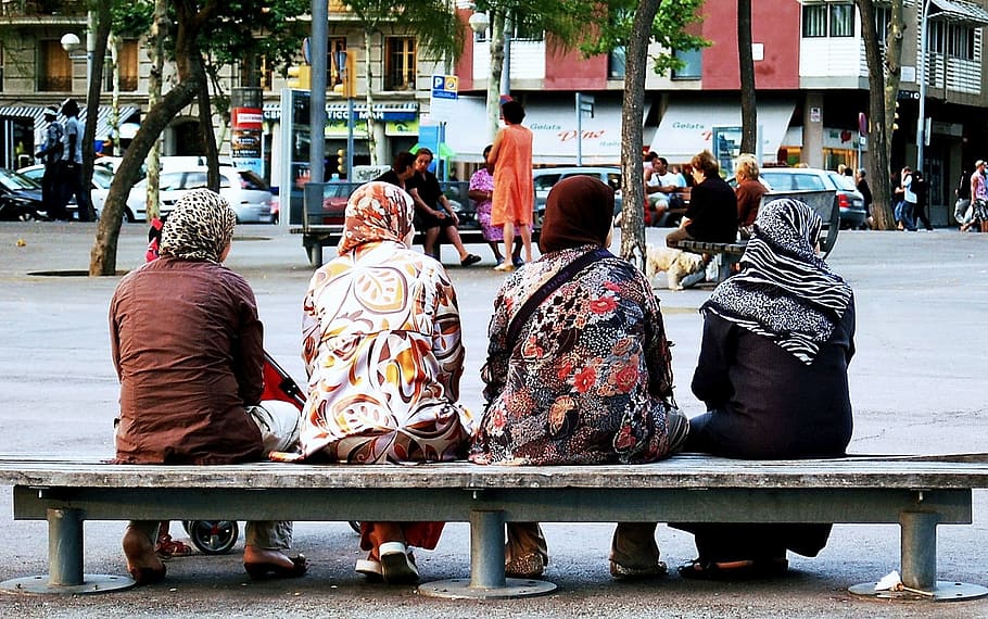 4, 女性, 座っている, ベンチ, 側, 通り, バルセロナ, 宗教, 頭のスカーフ, イスラム教徒