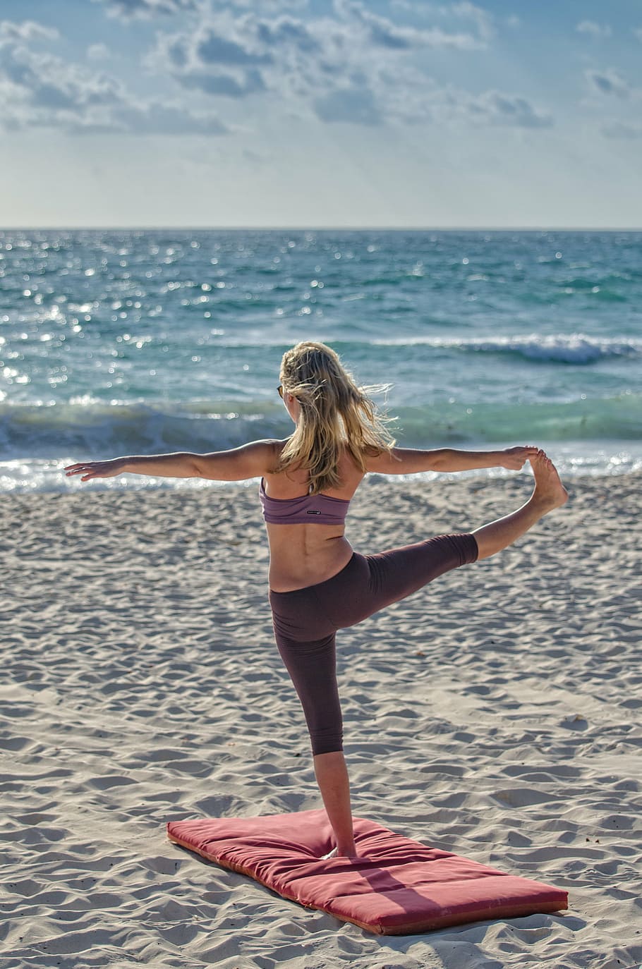 mulher, gesto de ioga, enfrentando, mar, ioga, relaxar, frio, meditação, agua, oceano