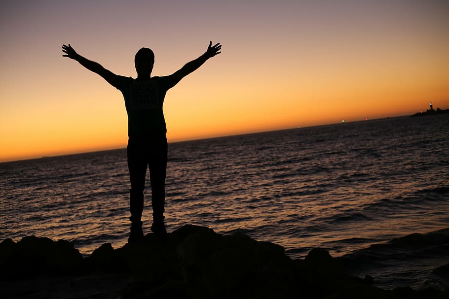 foto de silhueta, pessoa, ao lado, beira mar, levantando, mão, Pôr do sol, adoração, oração, pessoas