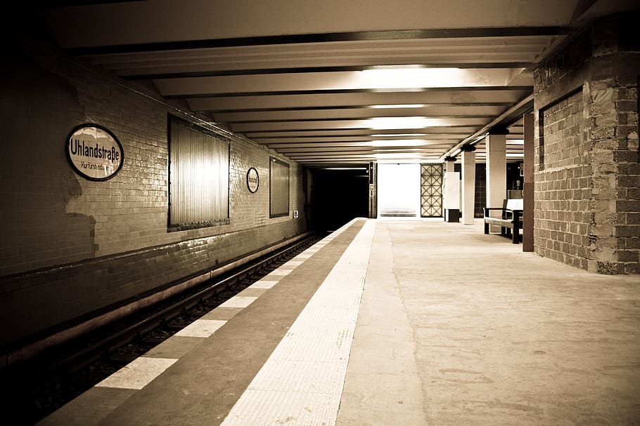 metro, estación, berlín, parada, transporte, arquitectura, iluminado, equipo de iluminación, estructura construida, transporte ferroviario