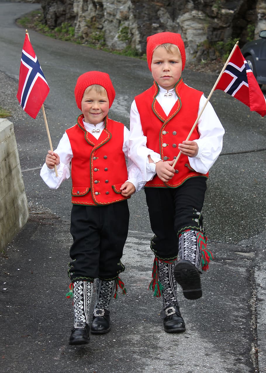 dua, anak laki-laki, berbaris, memegang, bendera, anak-anak, kostum, tradisi, kostum nasional, norwegia