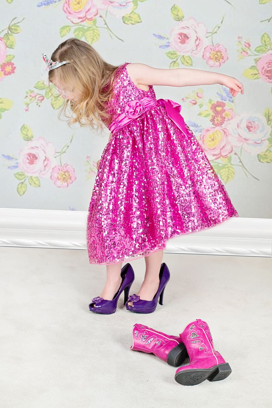 menina, montagem, par, calcanhares, sapatos de salto altos, rosa, vestido, glamour, infância, jogando