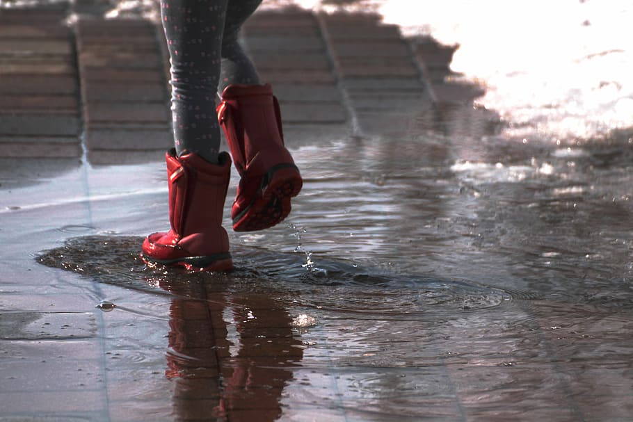 wanita, memakai, merah, sepatu bot hujan, sepatu bot, percikan, hujan, genangan air, menyenangkan, karet