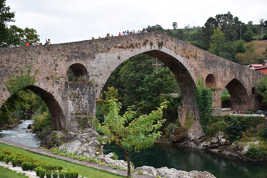 Ponte romana, Puente Romano, Cangas, Onís, Astúrias, Espanha, corpo de água, pedra, ponte, arco